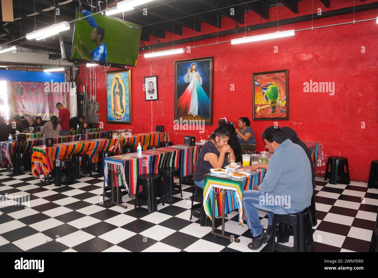 9th Street (vicino a Central Avenue). Un'area di mercato messicano all'aperto/al coperto. Los Angeles, California, Stati Uniti Foto Stock