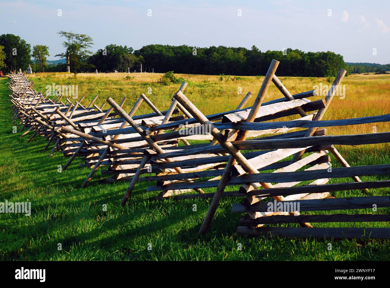 Una recinzione in legno divisa attraversa un campo del Gettysburg National Battlefield. Foto Stock