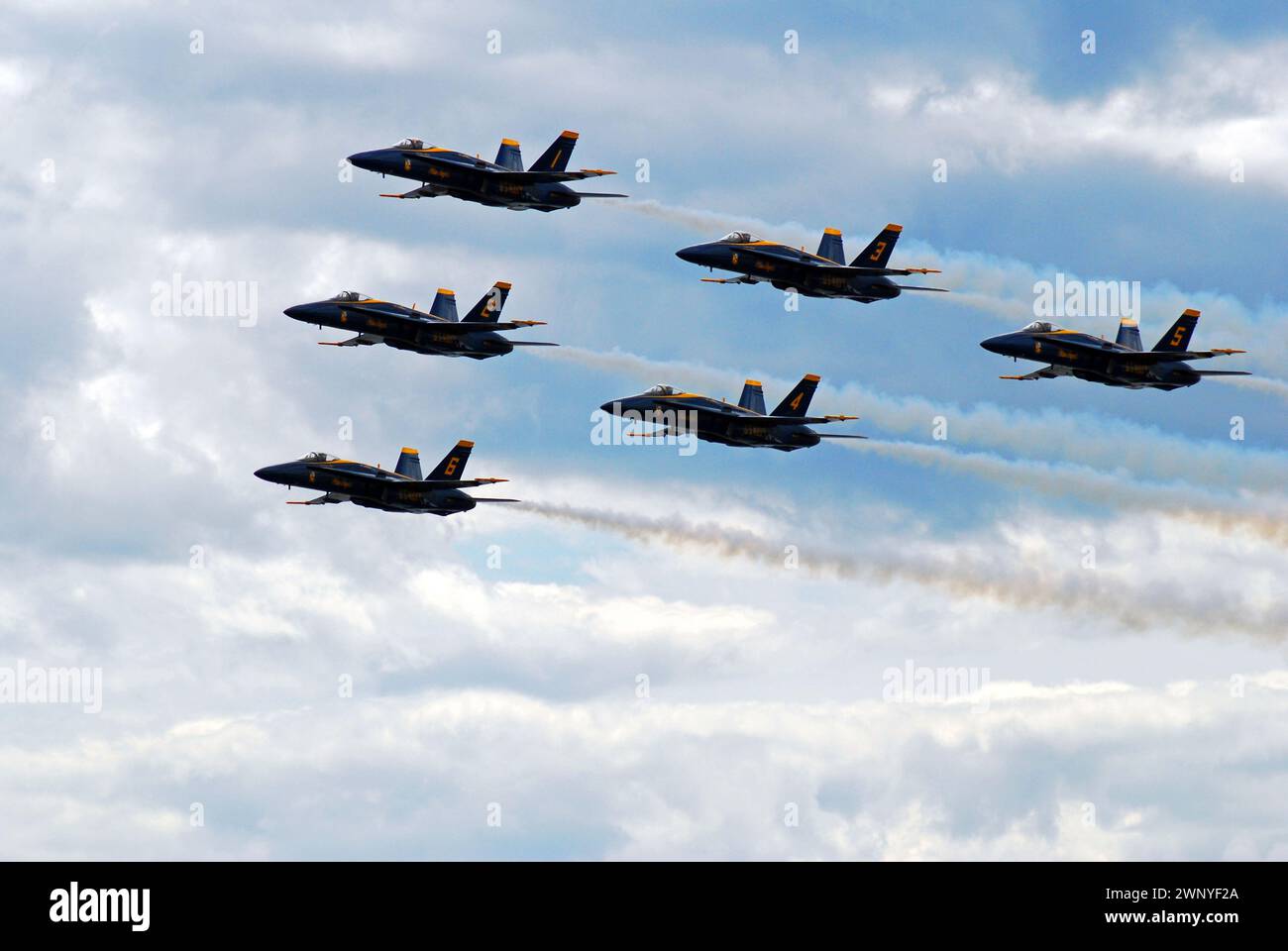 I Blue Angels eseguono una formazione delta in uno spettacolo aereo a Jones Beach, New York. Foto Stock