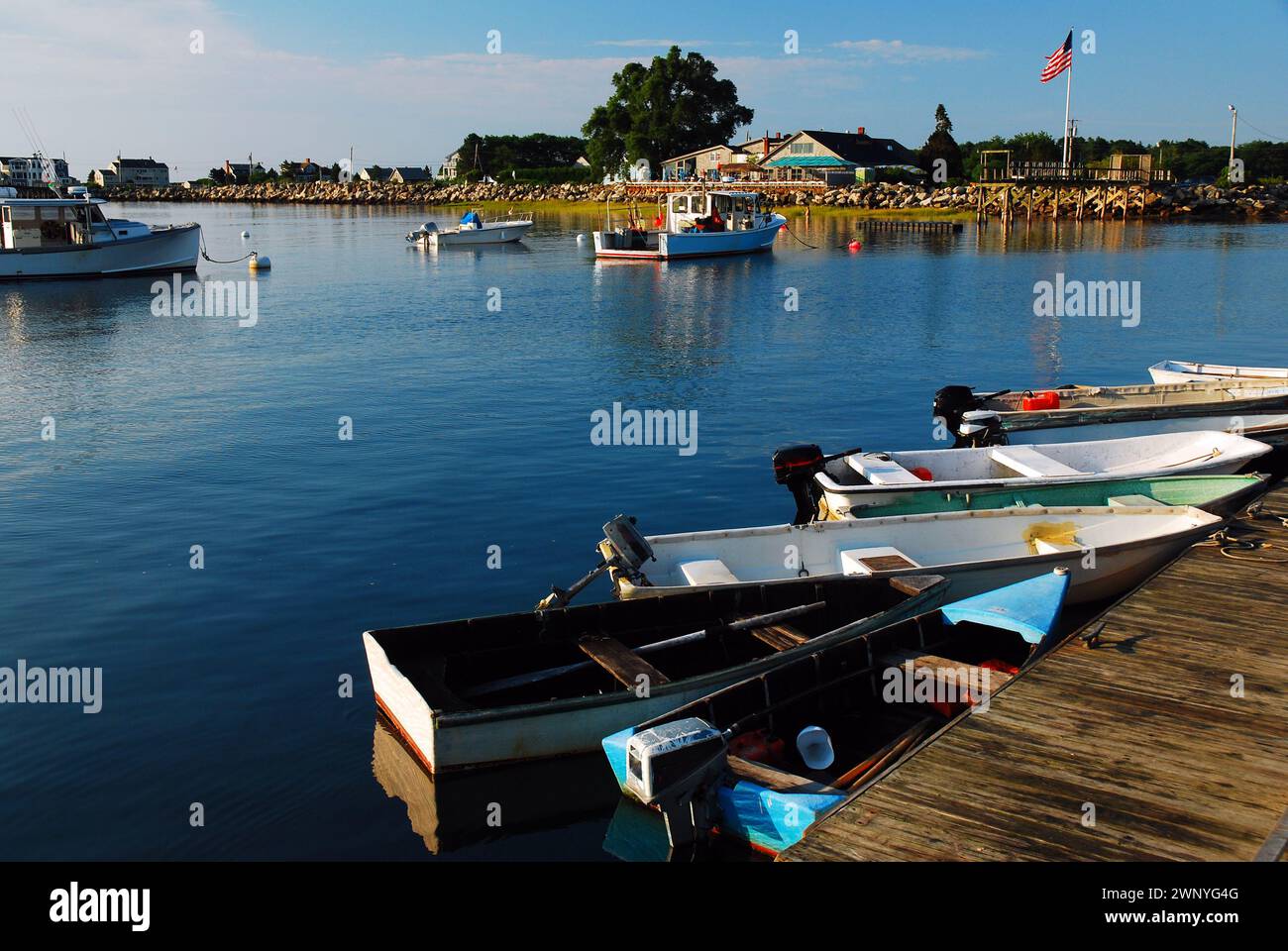 Dinghies e dories si trovano in un tranquillo porto sulla costa di Rye, New Hampshire Foto Stock