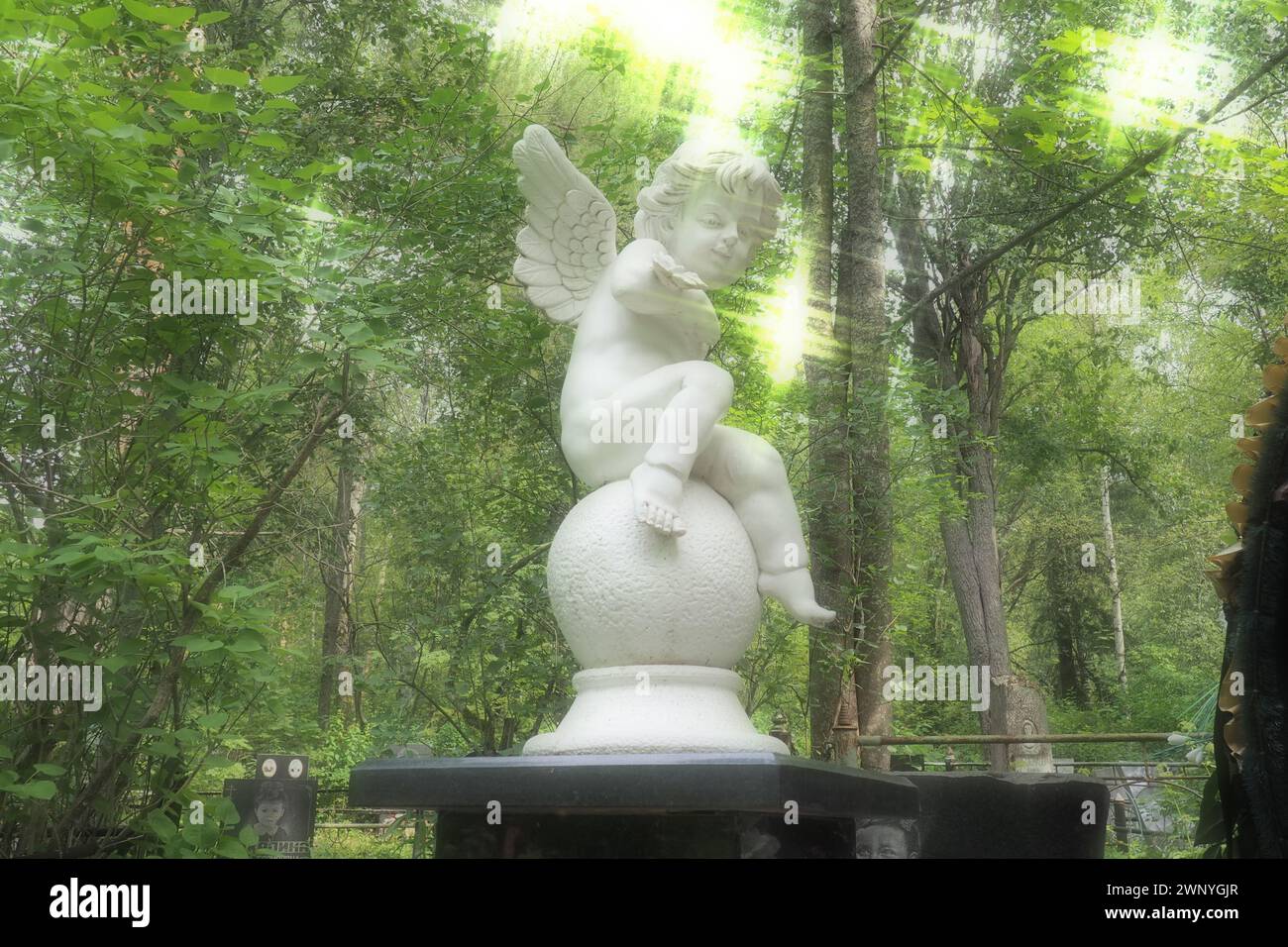 Angelo nel cimitero monumento alla tomba di un bambino scultura a forma di angelo Foto Stock