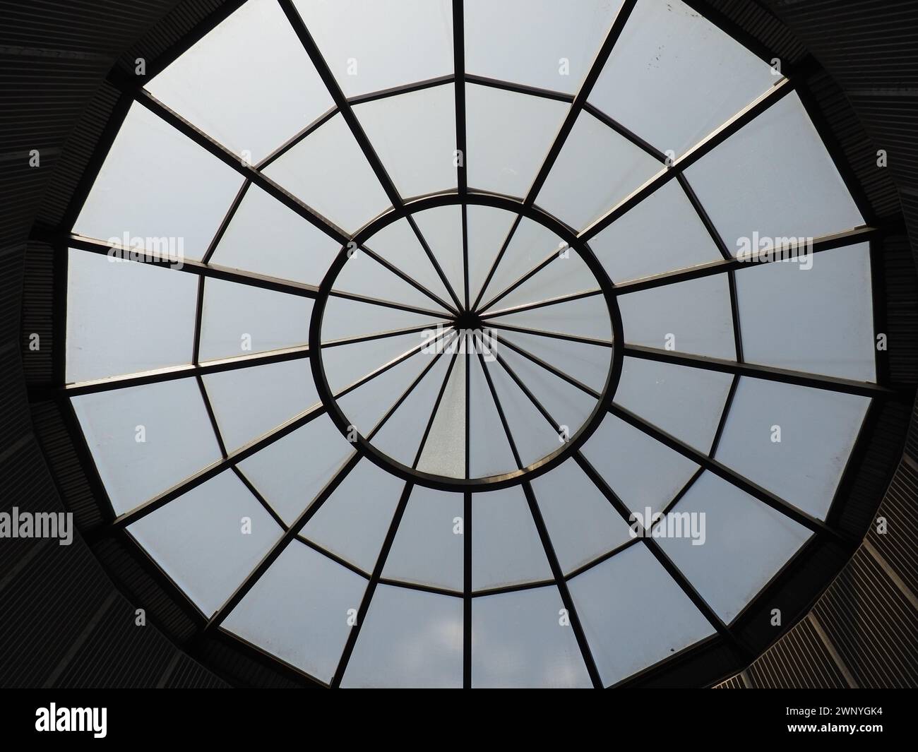 Cupola in vetro o finestrino rotondo nel tetto. Il cielo può essere visto attraverso una struttura trasparente in vetro nella volta dell'edificio. Stile architettonico Foto Stock