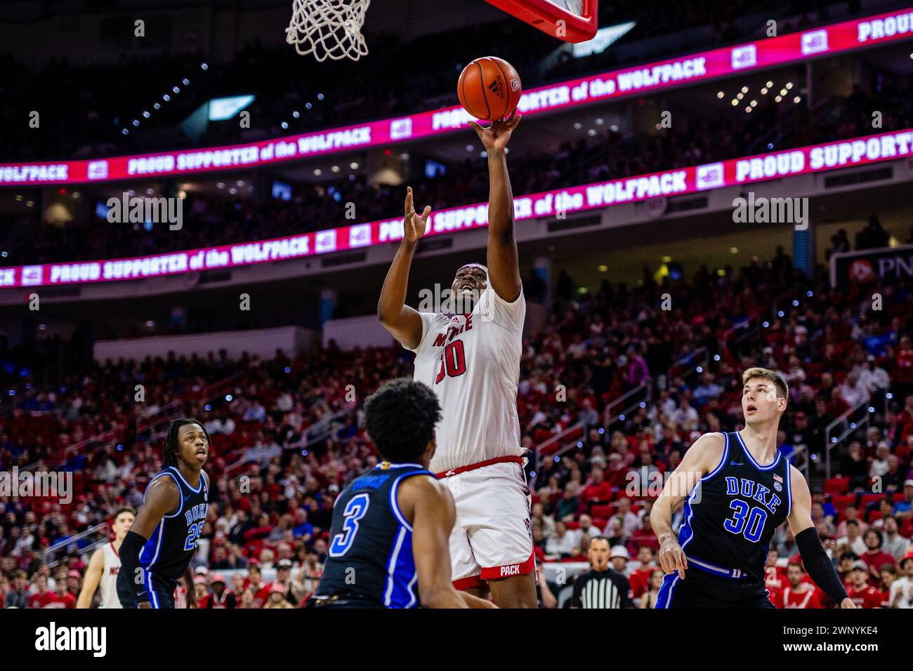 4 marzo 2024: L'attaccante del North Carolina State Wolfpack DJ Burns Jr. (30) spara contro i Duke Blue Devils nel match di pallacanestro ACC alla PNC Arena di Raleigh, NC. (Scott Kinser/CSM) Foto Stock