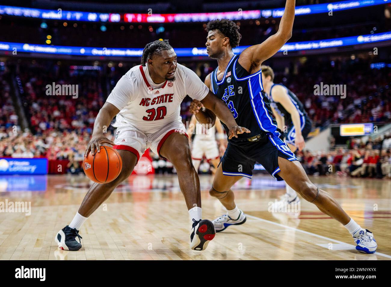 4 marzo 2024: L'attaccante del North Carolina State Wolfpack DJ Burns Jr. (30) guida l'attaccante dei Duke Blue Devils Sean Stewart (13) nella partita di pallacanestro ACC alla PNC Arena di Raleigh, NC. (Scott Kinser/CSM) Foto Stock