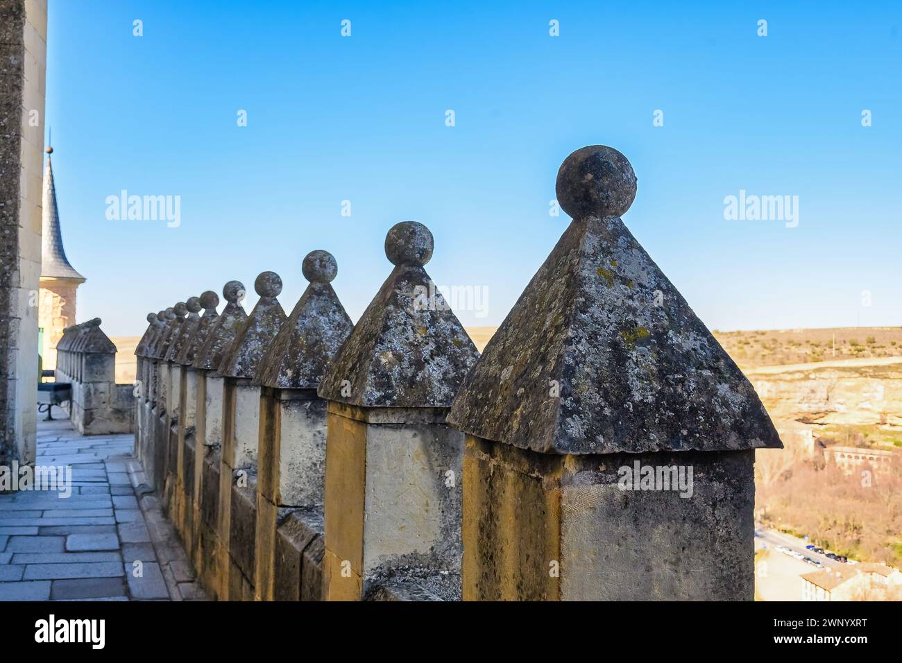 Muro fortificato con merli. Caratteristiche architettoniche medievali nell'Alcazar di SEGOVIA, SPAGNA Foto Stock