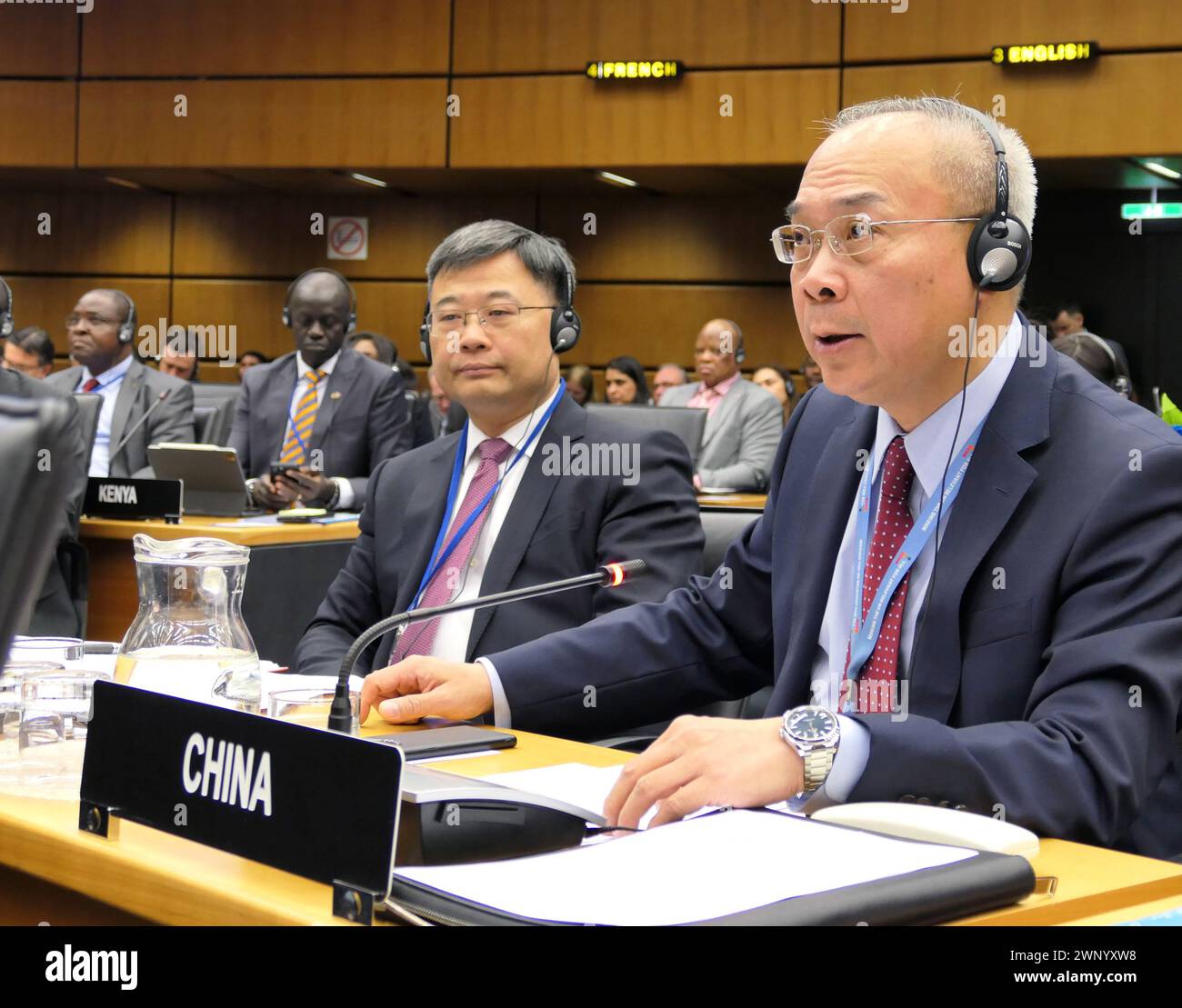 (240305) -- VIENNA, 5 marzo 2024 (Xinhua) -- li Song (Front, R), rappresentante permanente della Cina presso l'Agenzia internazionale per l'energia atomica (AIEA), interviene durante la riunione di marzo del Consiglio dei governatori dell'AIEA a Vienna, Austria, il 4 marzo 2024. Li lunedì ha ribadito la ferma opposizione della Cina allo scarico giapponese di acque reflue contaminate dal nucleare dalla centrale nucleare di Fukushima Daiichi nell'oceano, chiedendo un rafforzamento della supervisione internazionale sull'emissione di acqua. (Missione permanente cinese presso le Nazioni Unite e altre organizzazioni internazionali a Vienna/Handout via Xinhu Foto Stock