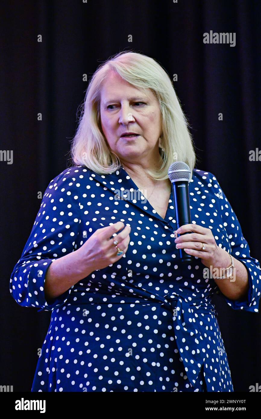 Chiswick Town Hall, Londra, Regno Unito. 4 marzo 2024: Sharon Evans presiede l'Afghanistan and Central Asian Association (ACAA) ospita una giornata internazionale della donna 2024 chiamata Women: Identity, Integration, and Inclusion. L'evento internazionale delle donne di quest'anno è incentrato sulla "Inspiring Inclusion", un evento culturale che celebra i punti di forza e le conquiste delle donne migranti. Credito: Vedi li/Picture Capital/Alamy Live News Foto Stock