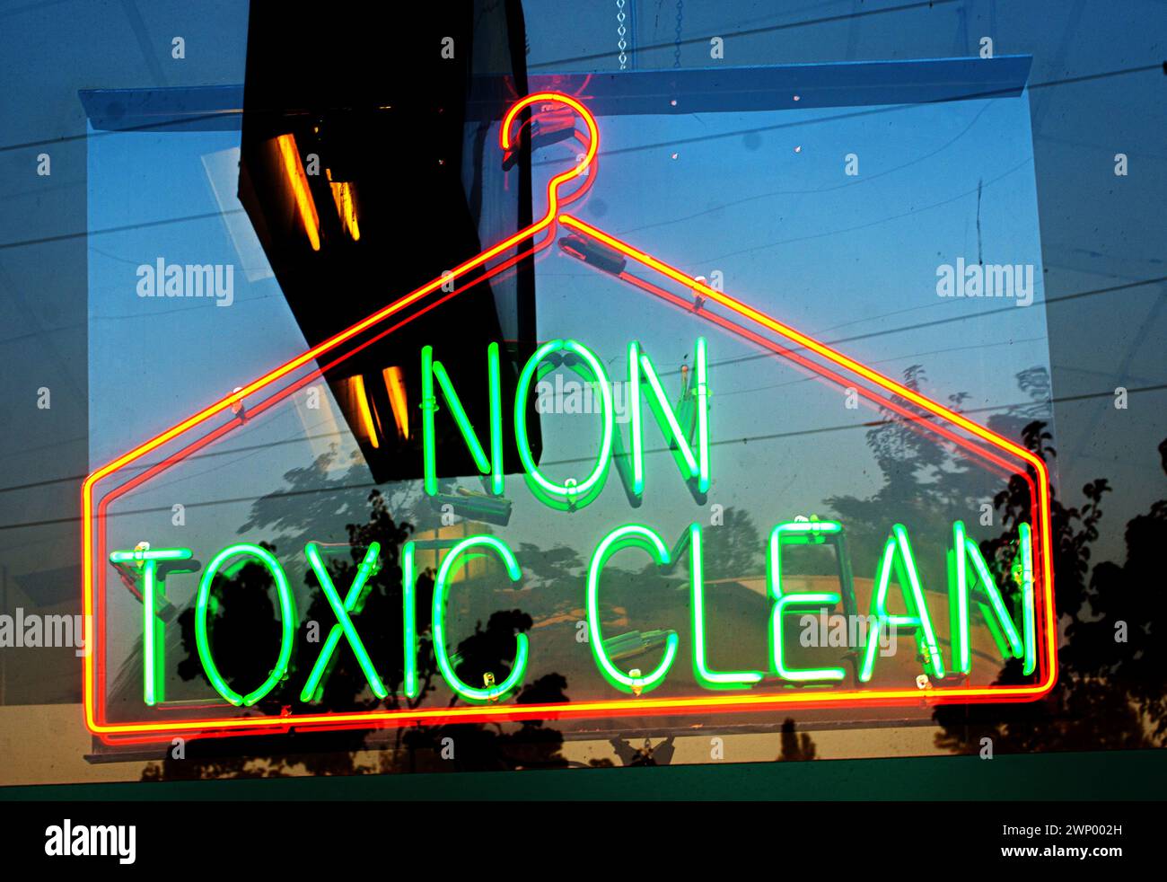 Pubblicità per attività di lavaggio a secco con insegne al neon in vetrina.Portland, Oregon Foto Stock