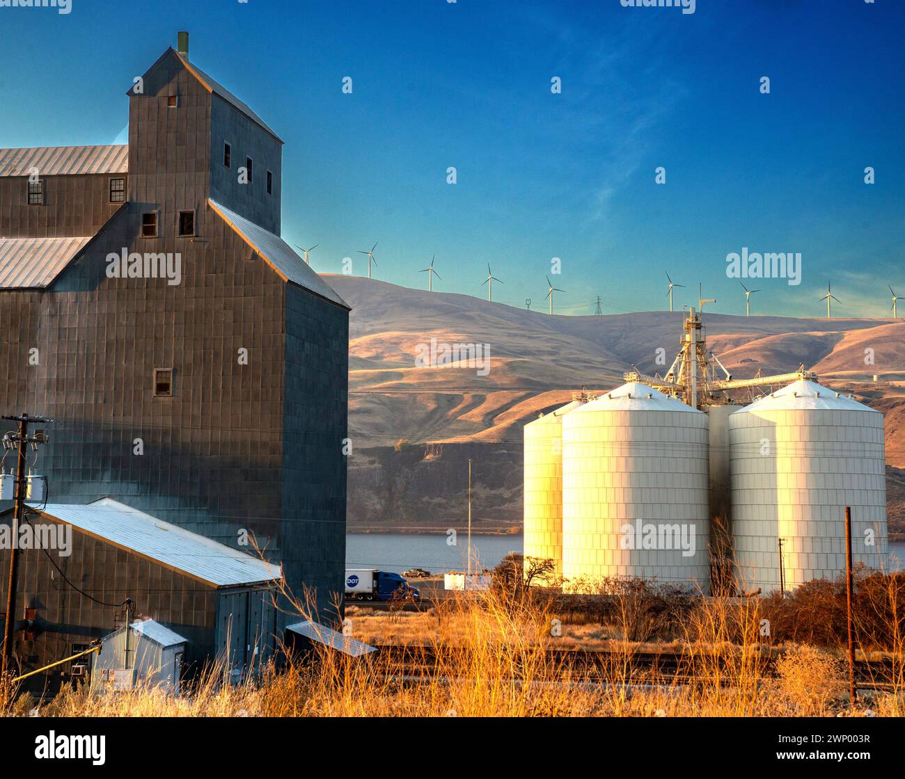 Silos di grano lungo il fiume Columbia e il parco eolico Tuolumne nello stato di Washington da Biggs Junction, Oregon. Foto Stock