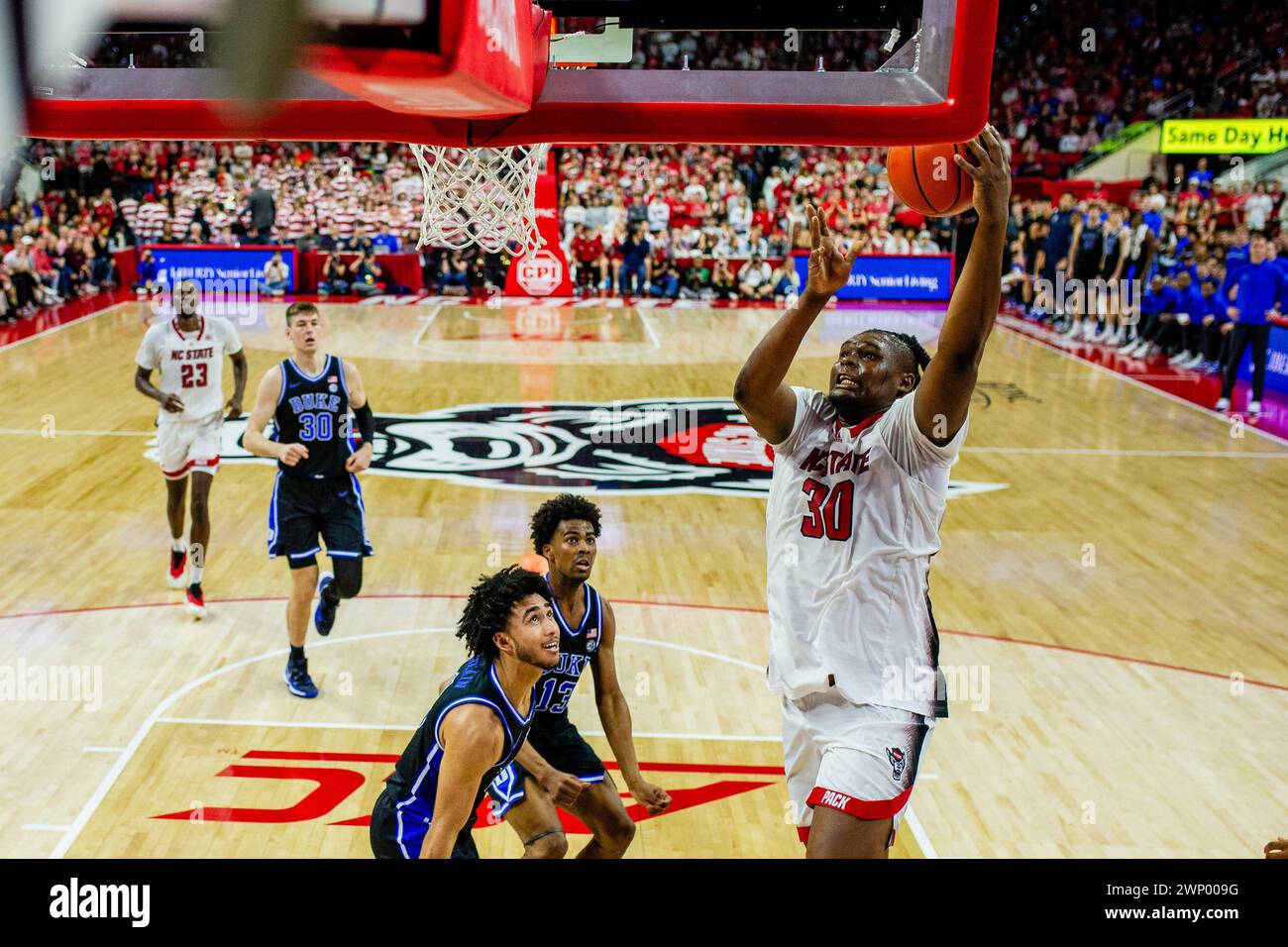 4 marzo 2024: L'attaccante del North Carolina State Wolfpack DJ Burns Jr. (30) spara contro i Duke Blue Devils durante la seconda metà dell'ACC Basketball Matchup alla PNC Arena di Raleigh, NC. (Scott Kinser/CSM) Foto Stock