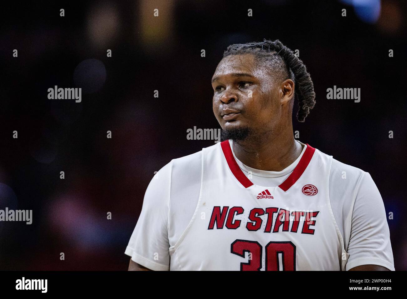 4 marzo 2024: North Carolina State Wolfpack attaccante DJ Burns Jr. (30) durante la seconda metà dell'ACC Basketball Matchup contro i Duke Blue Devils alla PNC Arena di Raleigh, NC. (Scott Kinser/CSM) Foto Stock