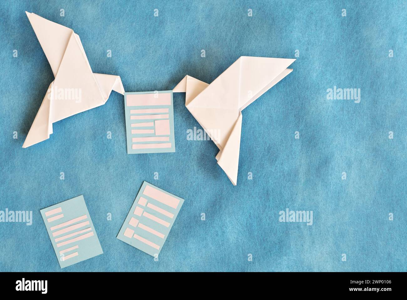 Due colombe origami di carta che trasportano una busta Letter. Ricevere e-mail come newsletter, sondaggio e invito. Foto Stock