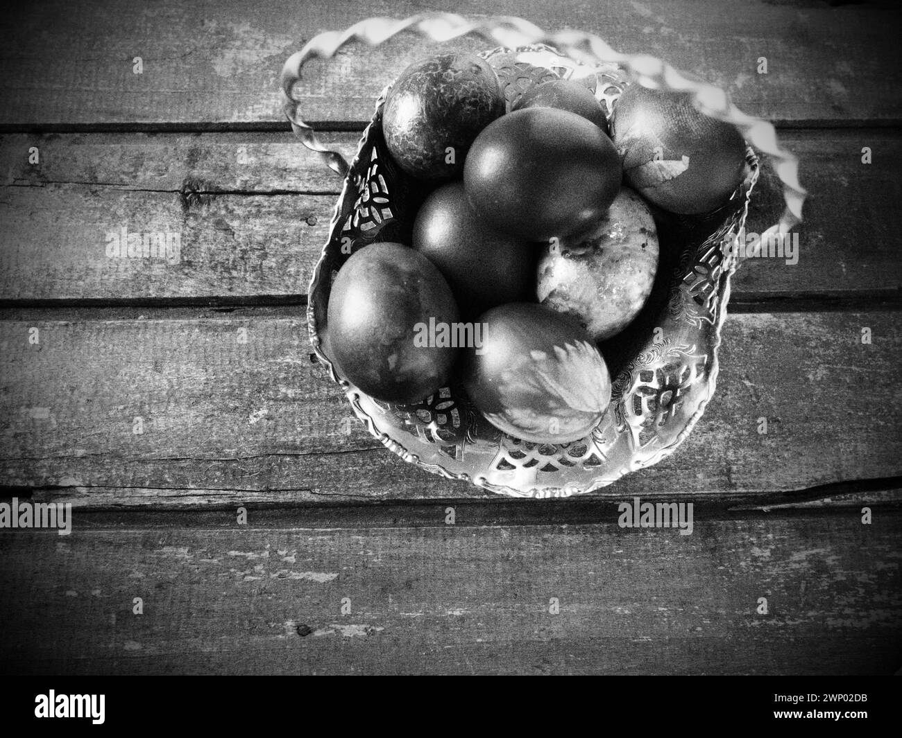 Uova di Pasqua in una vecchia ciotola di caramelle di metallo su un tavolo di legno. Pasqua, la risurrezione di Cristo, la risurrezione luminosa di Cristo, la più grande Foto Stock