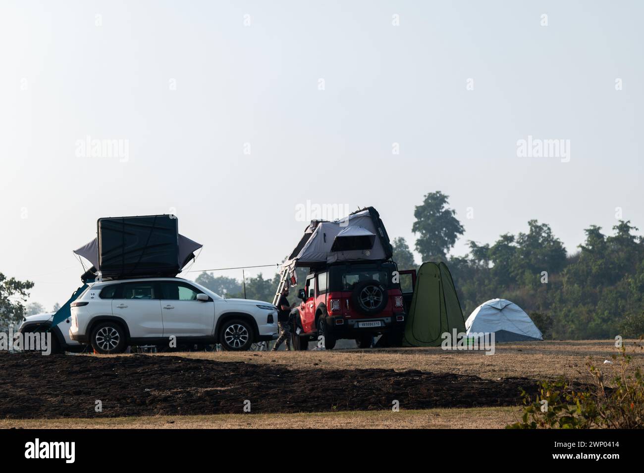 Un gruppo di persone si campeggio a Madhya Pradesh, India Foto Stock