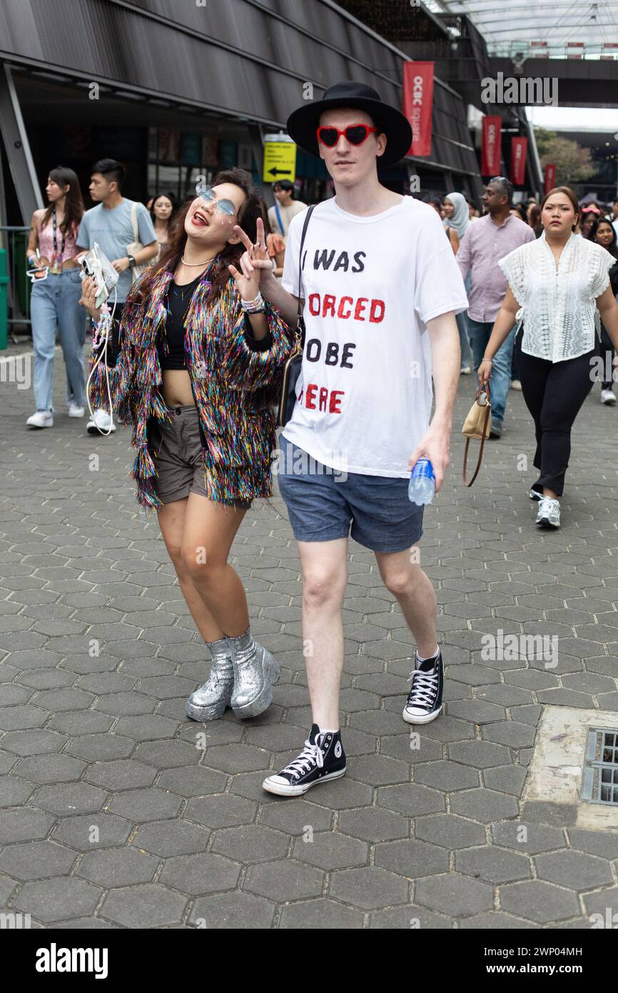 4 marzo 2024. Coppia di fan che camminano e si mettono in posa per la macchina fotografica mentre si dirigono verso il concerto Taylor Swift The Eeras Tour di Singapore. Foto Stock