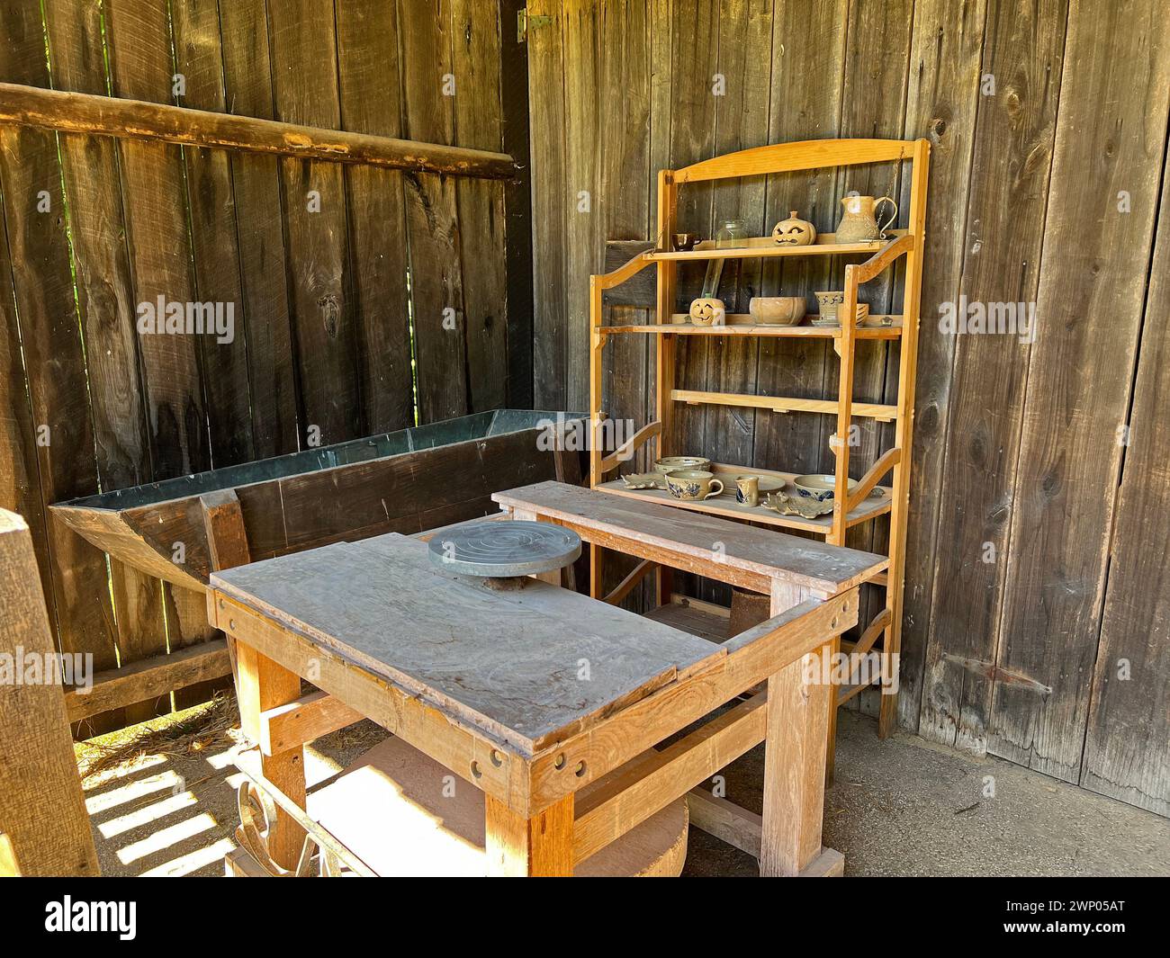 1800 Historic Pottery Shed Interior nello Spring Mill State Park Foto Stock