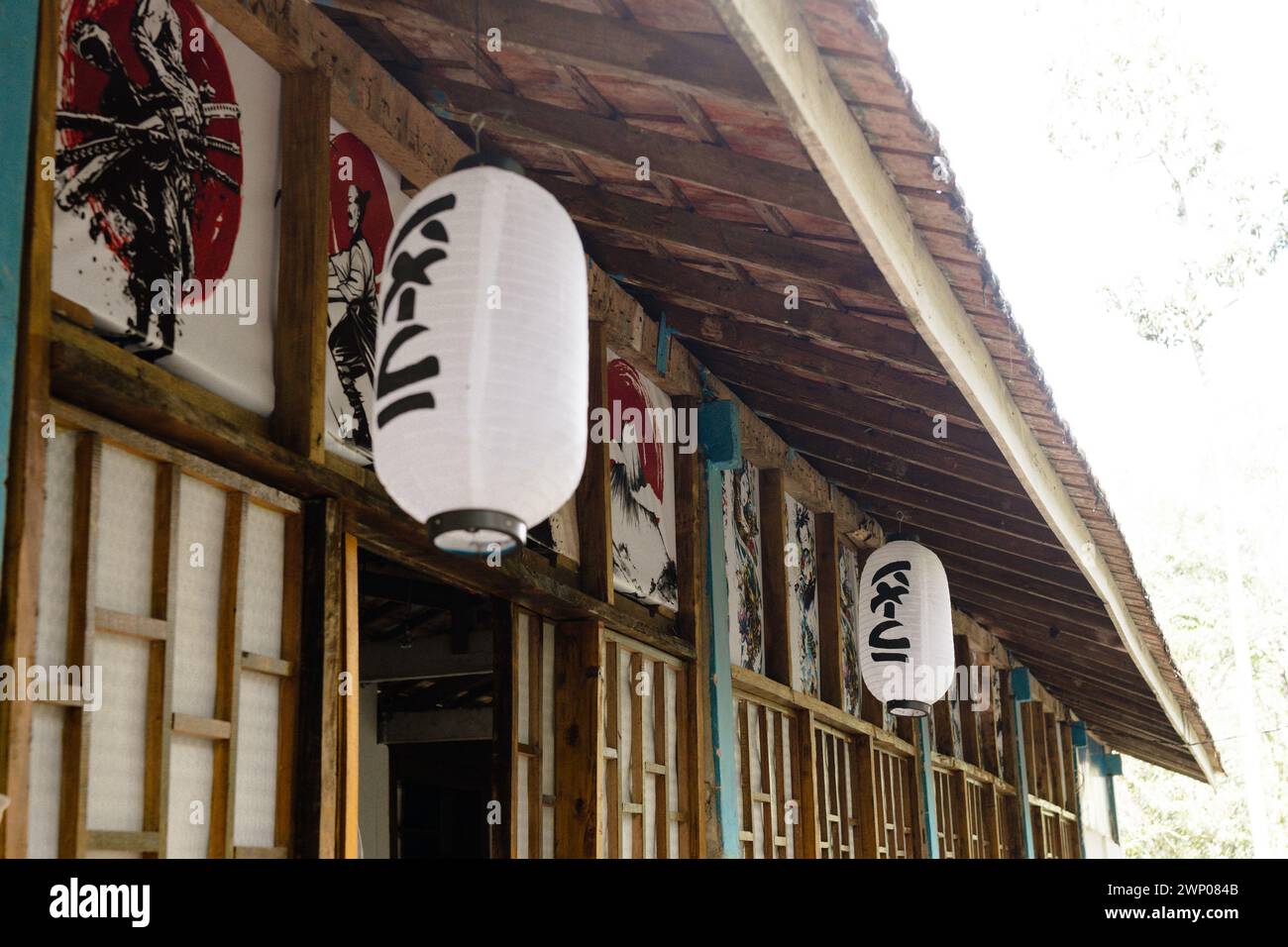Palembang 22 febbraio 2024: Esterno di una casa tradizionale in stile Giapponese, shoji. Decorato con dipinti di samurai giapponesi sulle pareti. Foto Stock