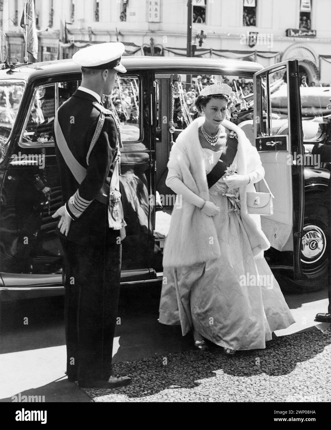 La giovane regina Elisabetta II e il principe Filippo, duca di Edimburgo, durante la loro visita reale a Brisbane, Queensland, Australia nel 1954. Foto Stock