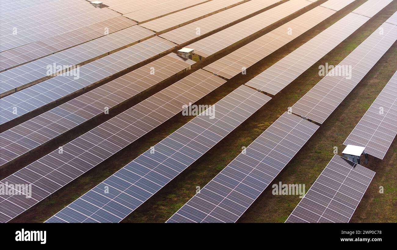 Un'immagine che mostra una vasta e contemporanea fattoria solare fotovoltaica. Foto Stock
