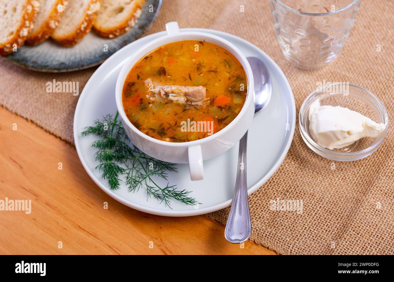 Zuppa tradizionale russa rassolnik a base di cetrioli sottaceto, orzo perlato e reni di manzo Foto Stock