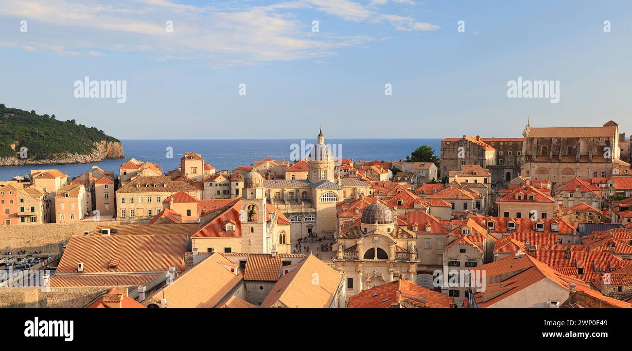 Vista aerea della città vecchia di Dubrovnik sulla costa del mare Adriatico, Croazia, Europa Foto Stock