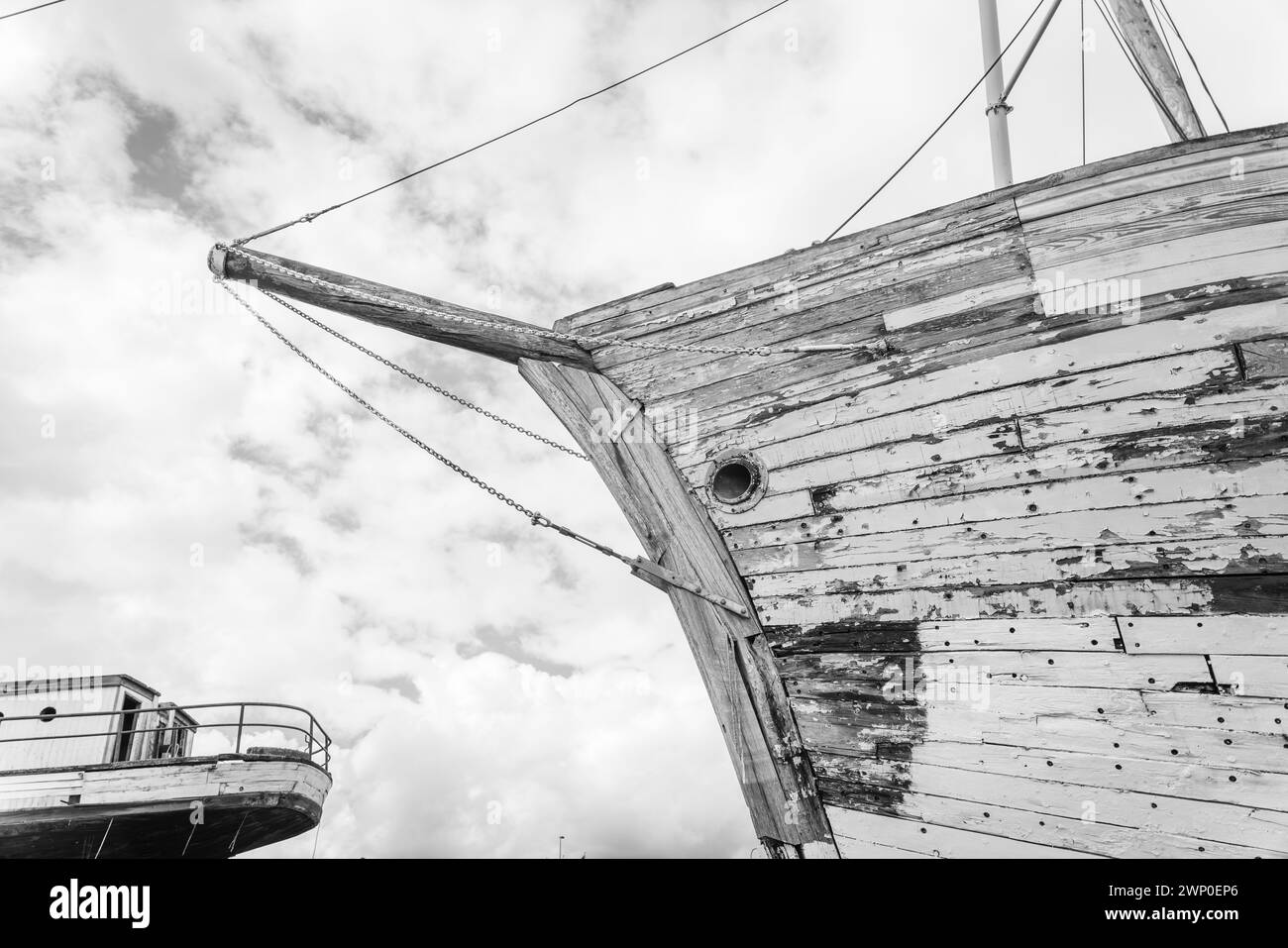 Parte anteriore di una vecchia costa di barche abbandonate in Estonia. Un vecchio relitto in legno abbandonato, primo piano bianco e nero. Fotografia in bianco e nero. Foto Stock