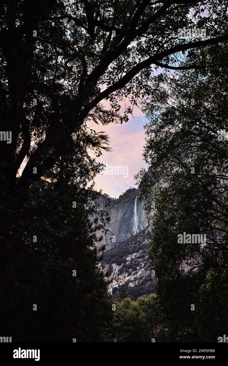 Veduta naturale delle Cascate di Yosemite al Dusk - Parco Nazionale di Yosemite, California Foto Stock