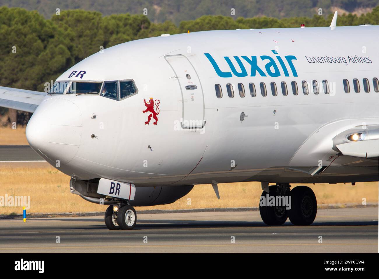 Boeing 737 della compagnia aerea Luxair all'aeroporto Barajas di Madrid. Foto Stock