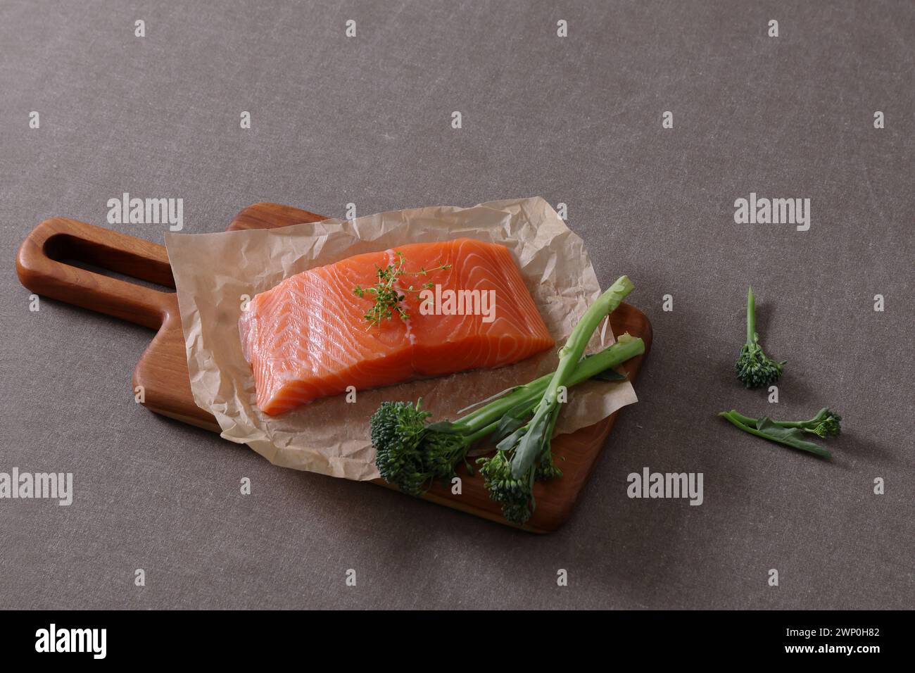 Questo è un piatto delizioso e sano di filetto di salmone. Il salmone è fresco e saporito ed è una buona fonte di proteine e acidi grassi omega-3. Foto Stock