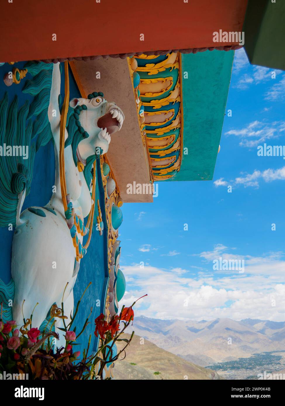 Primo piano, scultura in altorilievo di mitica creatura in stile tibetano - Leone delle nevi, adornata intorno alla base della statua dorata del Buddha al villaggio di Stok. Foto Stock