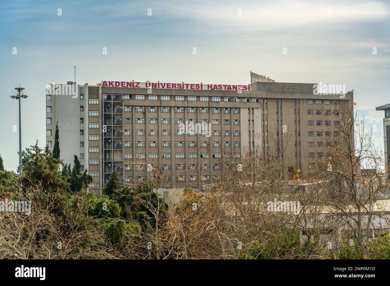 Antalya, Türkiye - 28 febbraio 2024: Edificio dell'ospedale universitario di Akdeniz situato ad Antalya in Turchia Foto Stock
