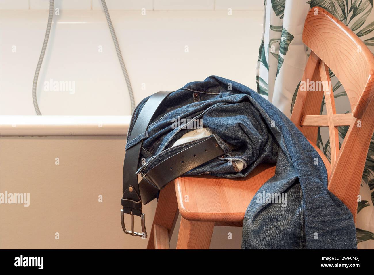 Jeans di qualcuno tolto. Prima di fare il bagno o la doccia. Foto Stock