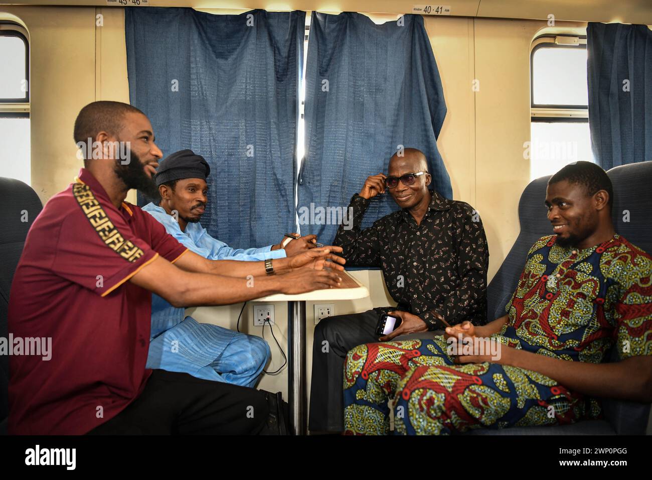 (240305) -- LAGOS, 5 marzo 2024 (Xinhua) -- i passeggeri sono visti sul treno per Ibadan alla stazione ferroviaria Mobolaji Johnson della ferrovia Lagos-Ibadan a Lagos, Nigeria, il 2 marzo 2024. Costruita dalla China Civil Engineering Construction Corporation (CCECC), la ferrovia Lagos-Ibadan collega il centro economico nigeriano Lagos e la città industriale sud-occidentale Ibadan. Aperto ufficialmente al traffico nel giugno 2021 con una linea principale lunga circa 157 chilometri e una diramazione lunga circa 7 chilometri, adotta i moderni standard ferroviari e ha una velocità progettata di 150 chilometri all'ora. Il ra Foto Stock