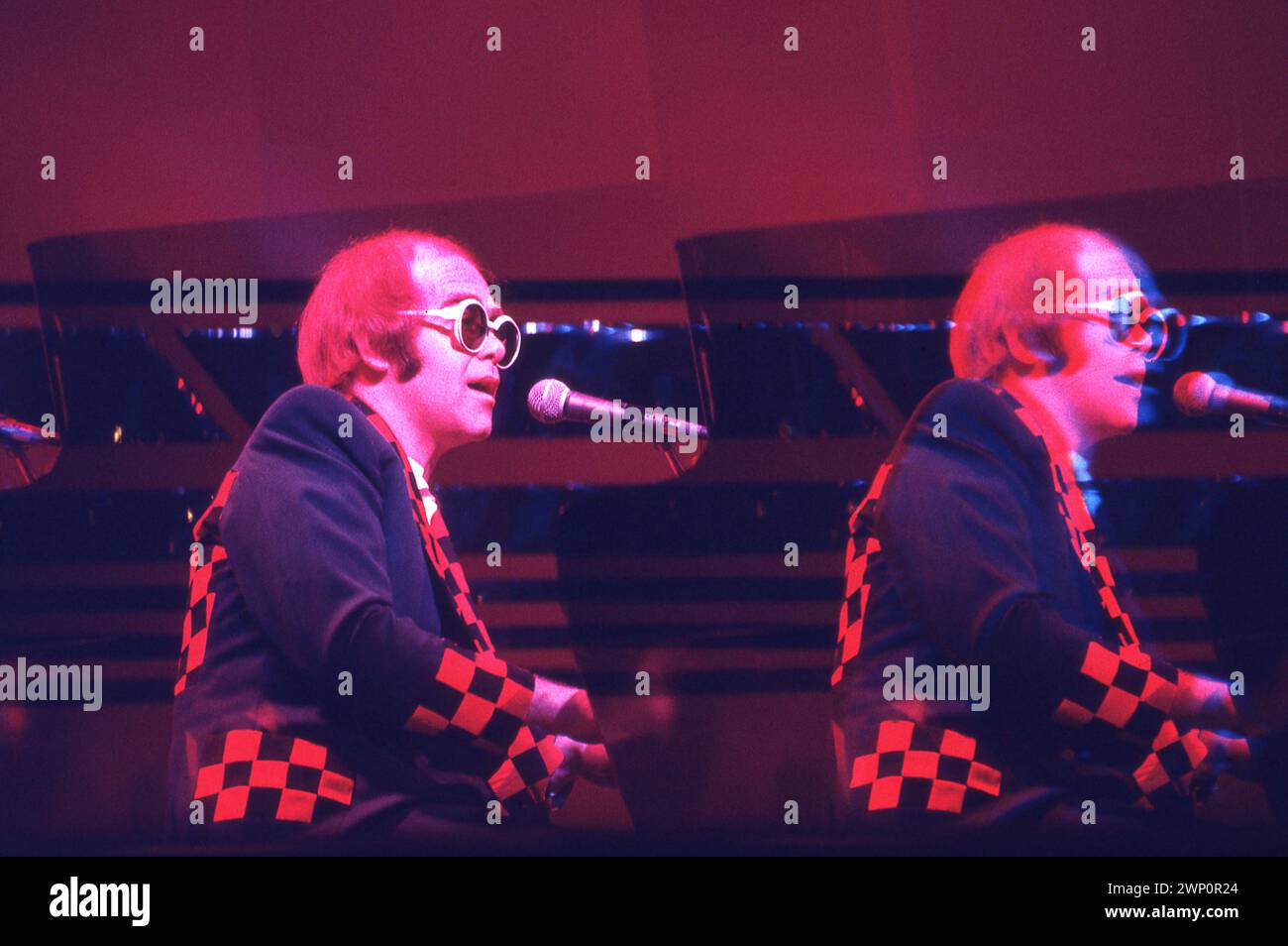 Elton John suona all'Earls Court di Londra nel tour 'Louder Than Concorde' del 1976 Foto Stock