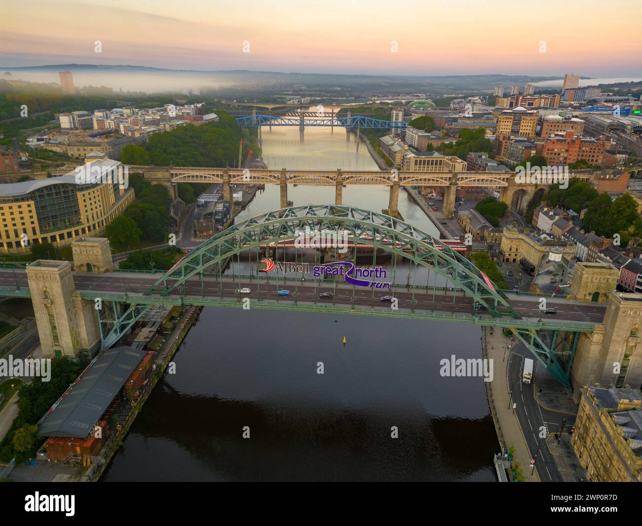 Immagine aerea dei ponti Tyne a Newcastle e Gateshead takan all'alba nebbiosa morning.in Spetember 2023 Foto Stock