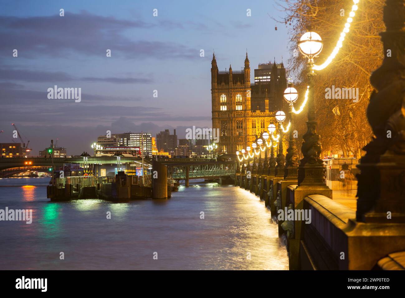 Regno Unito, Londra, vista lungo Victoria Embankment verso la camera del Parlamento. Foto Stock