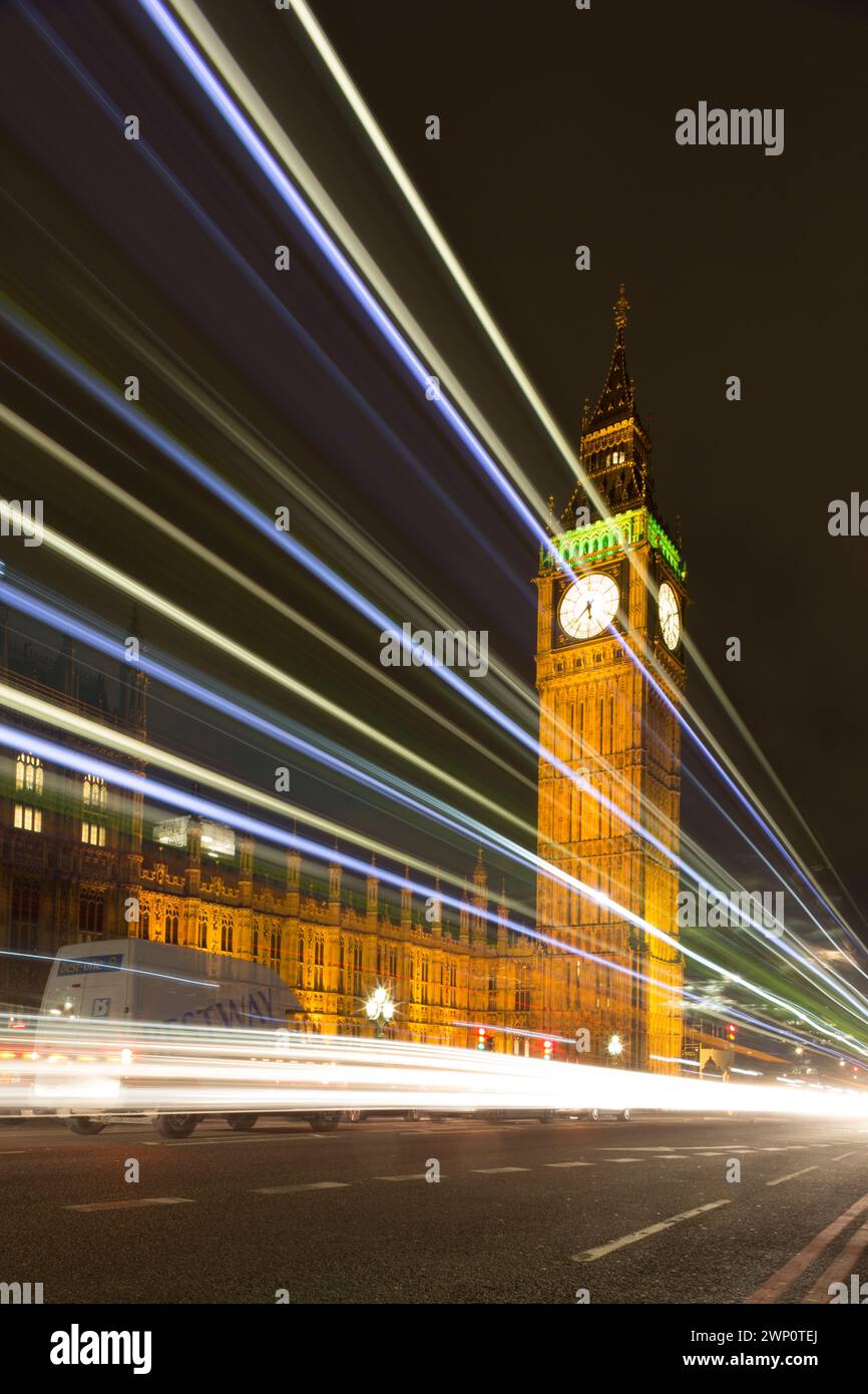 Regno Unito, Londra, percorsi in auto lungo il ponte di Westminster con il Big Ben sullo sfondo. Foto Stock