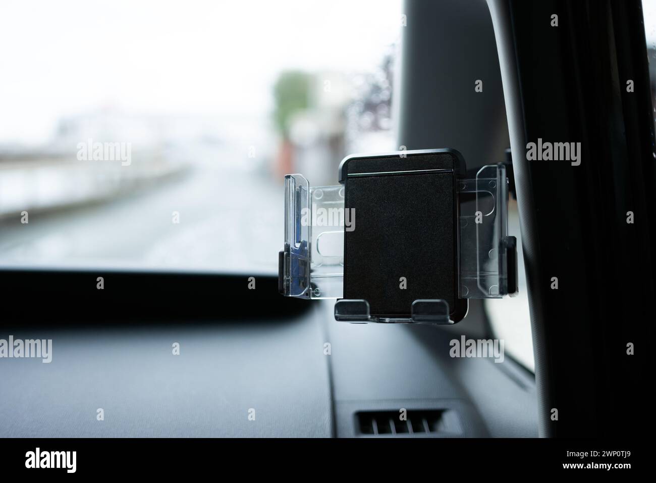 Supporto per auto per smartphone installato sul cruscotto di un'auto. Foto Stock