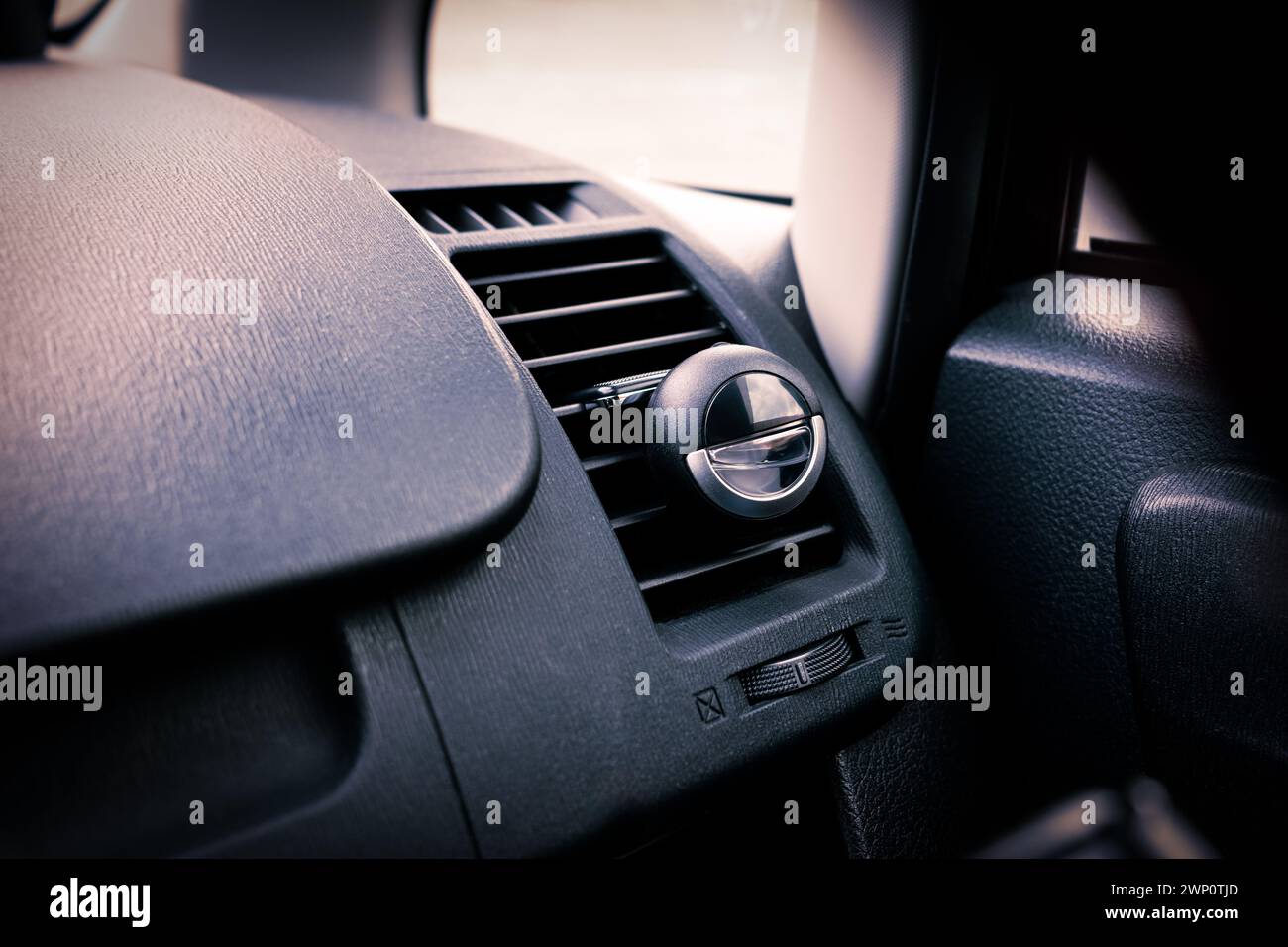 Sulle griglie del finestrino del condizionatore d'aria è installato un deodorante per auto di piccole dimensioni. Foto Stock