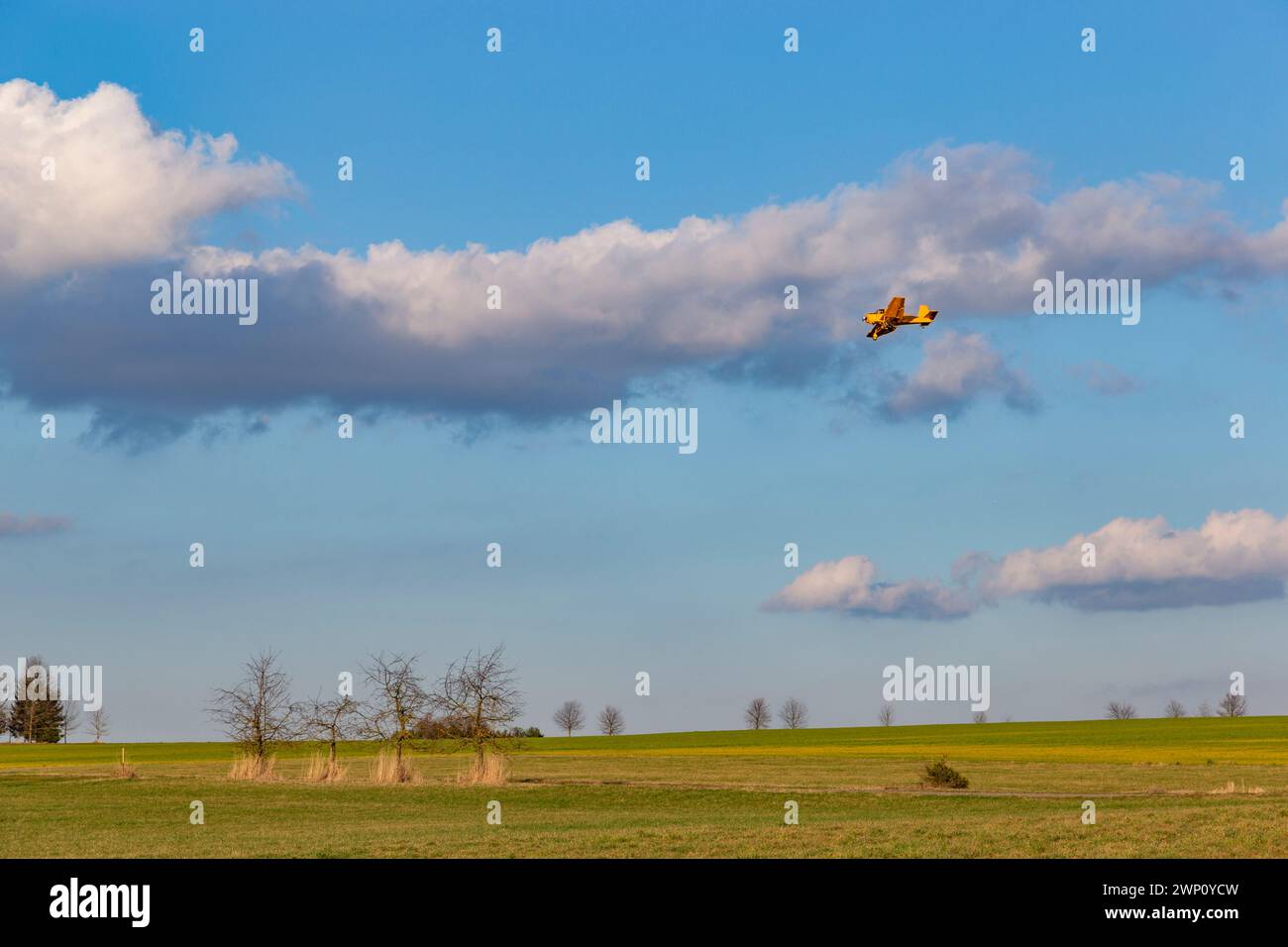 Un aeroplano applica sostanze chimiche a un campo. Aviazione agricola. Foto Stock