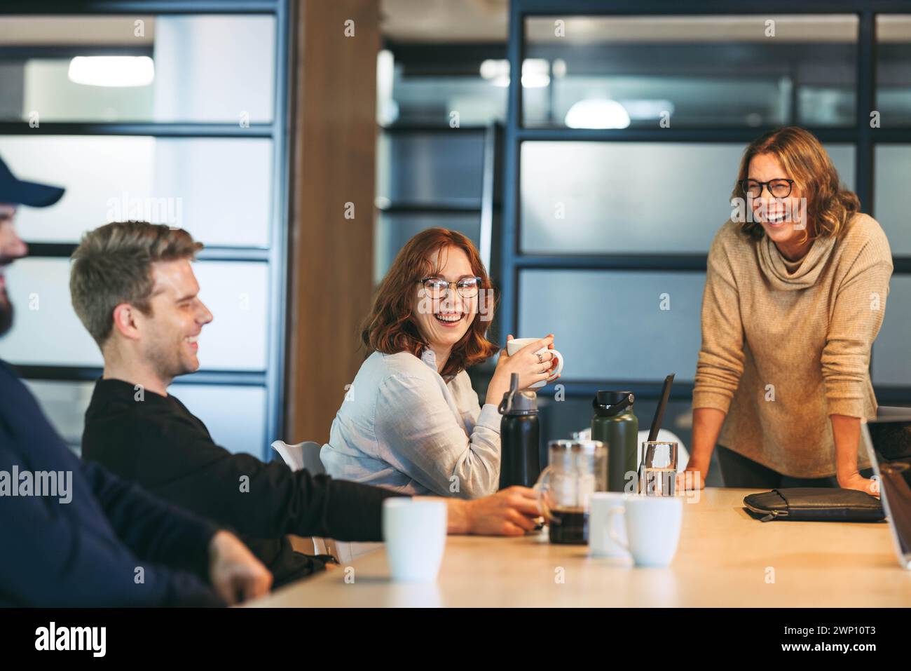 I professionisti aziendali partecipano a una sessione di brainstorming creativa e collaborativa. Mentre i colleghi discutono idee e lavorano armoniosamente, il loro positivo Foto Stock