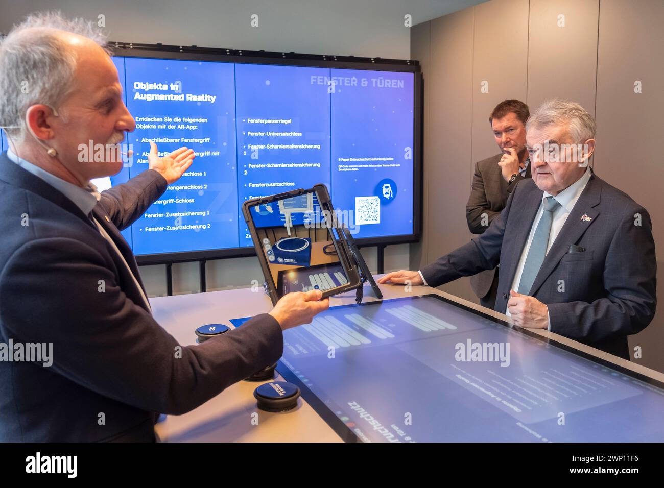 Herbert Reul, Ministro degli interni della Renania settentrionale-Vestfalia, alla presentazione e all'apertura della consulenza e prevenzione digitale della polizia di Colonia Foto Stock