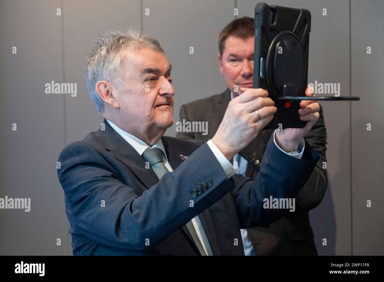 Herbert Reul, Ministro degli interni della Renania settentrionale-Vestfalia, alla presentazione e all'apertura della consulenza e prevenzione digitale della polizia di Colonia Foto Stock