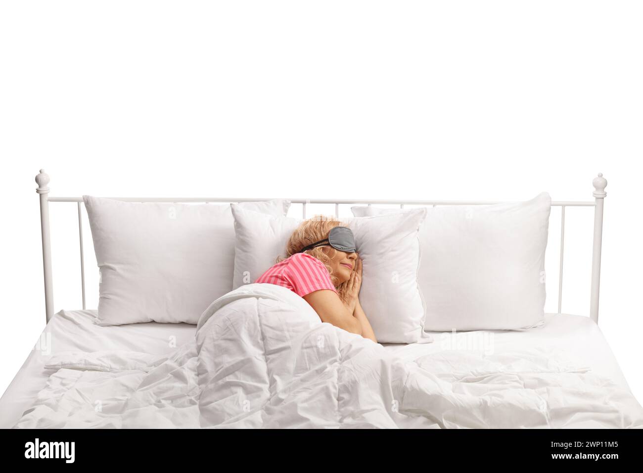 Donna che dorme in un letto con maschera sugli occhi isolata su sfondo bianco Foto Stock