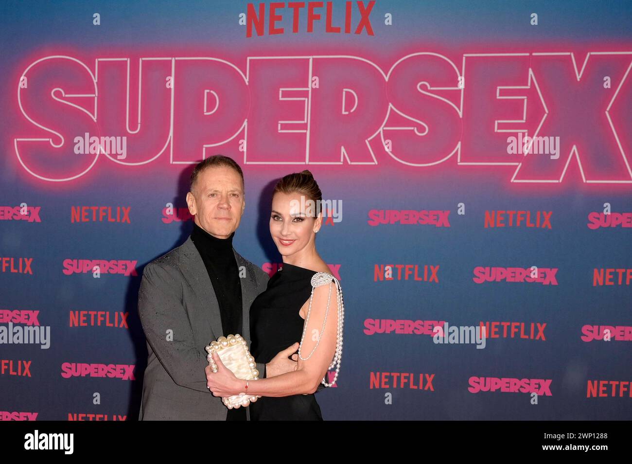 Rocco Siffredi mit Ehefrau Rosa Caracciolo bei der Premiere des  Netflix-miniserie Supersex im Salone delle Fontane. ROM, 04.03.2024 ***  Rocco Siffredi con la moglie Rosa Caracciolo alla prima della miniserie  Netflix Supersex