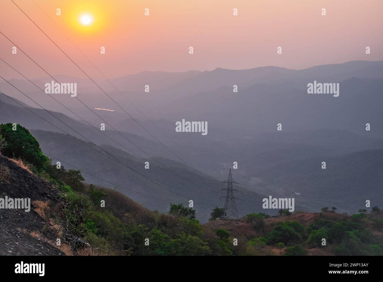 Vista panoramica della catena montuosa dei Ghati occidentali al tramonto a Maharashtra, India. I Ghati occidentali corrono parallelamente alla costa occidentale dell'India. L'Occidente Foto Stock