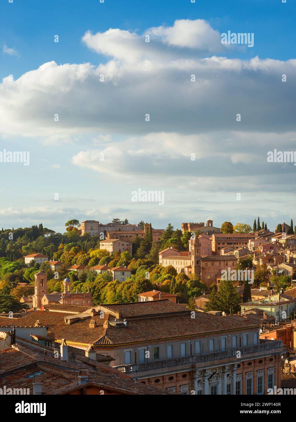 Perugia, centro storico medievale, vecchio skyline al tramonto Foto Stock