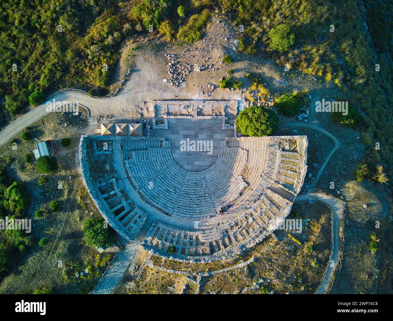 Teatro Segesta a Trapani, Sicilia, Italia, visto dall'alto mentre il sole tramonta, proiettando ombre fresche nella luce calda Foto Stock