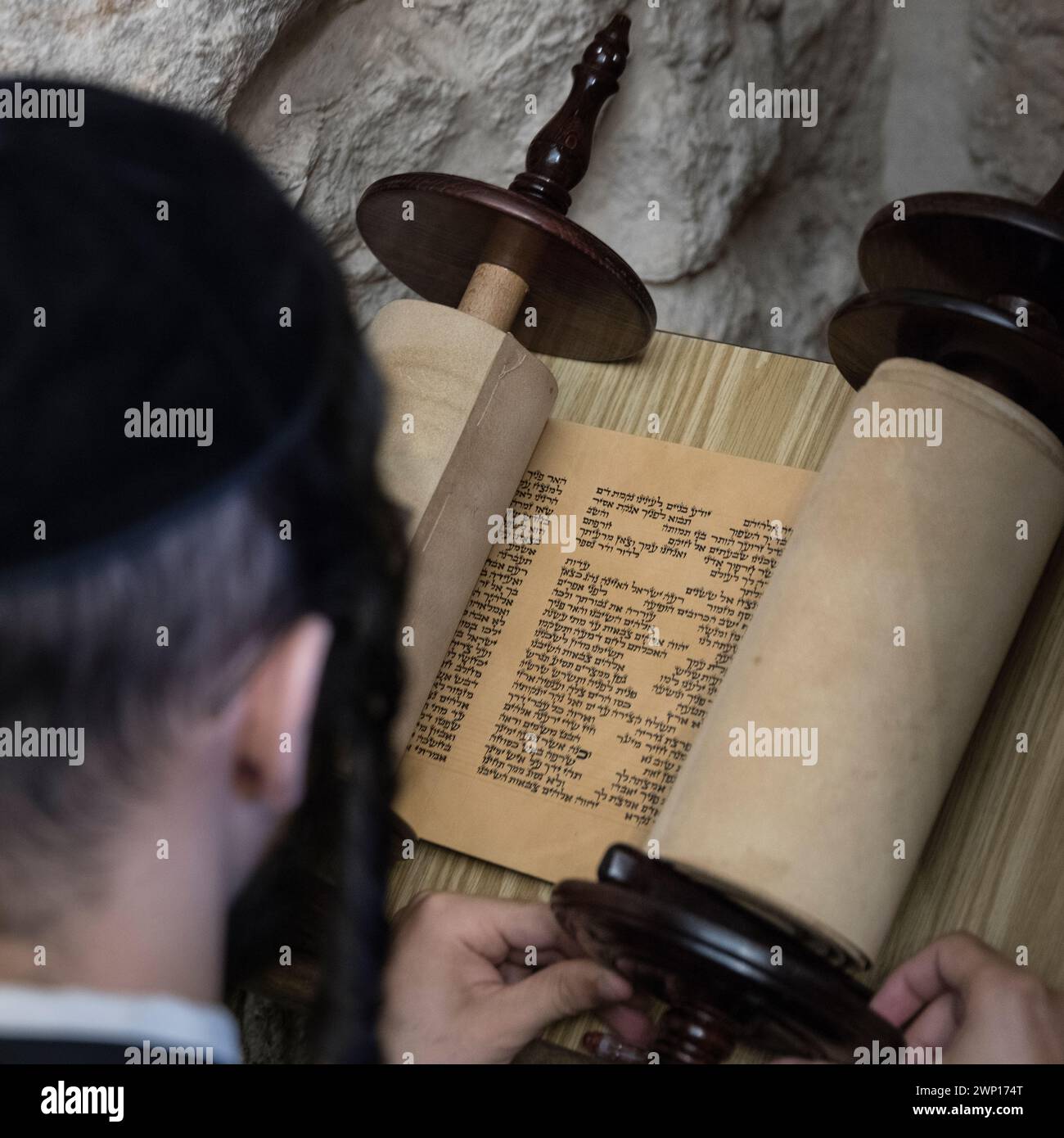 Un ebreo che prega alla tomba di Davide, Sion, Gerusalemme, la città vecchia, Israele Foto Stock