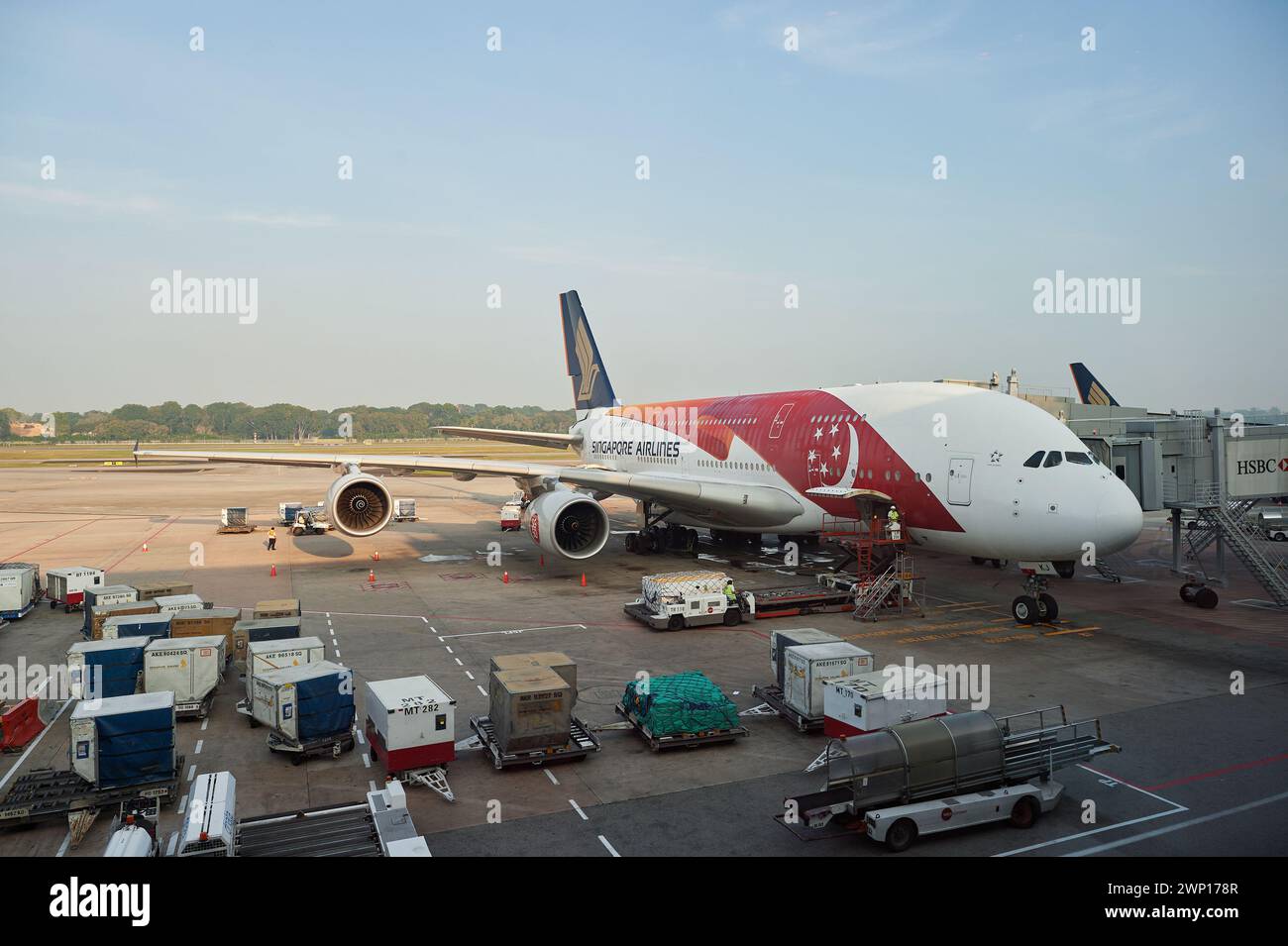 SINGAPORE - 10 NOVEMBRE 2015: Un Airbus A380 di Singapore Airlines in una speciale livrea per il 50° compleanno di Singapore a tema bandiera come visto all'aeroporto di Changi. Foto Stock